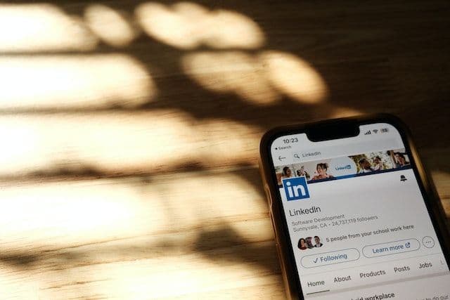 Navigating LinkedIn's new algorithm: Embracing the shift to knowledge-based content